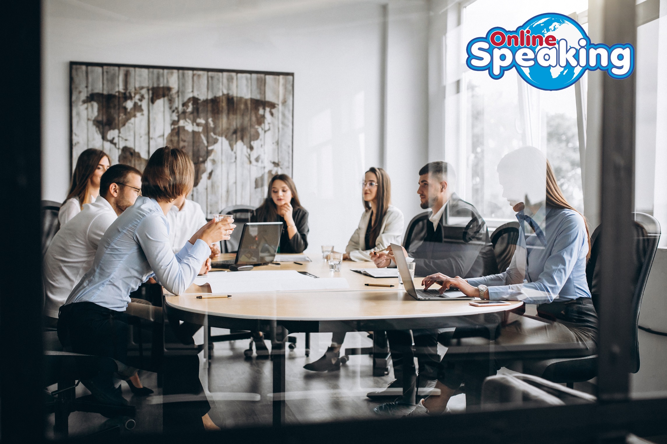 Equipo de profesionales trabajando en un plan de negocios