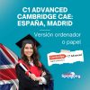 Una muchacha sujetando un titulo de graduada con letras detrás C1 ADVANCED CAMBRIDGE CAE: Versión ordenador o papel