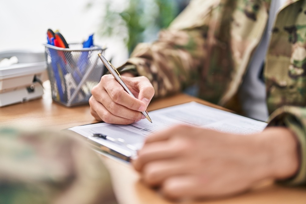 Militar llenando el examen SLP