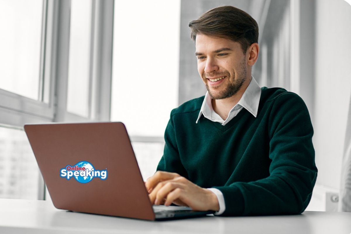 Student learning Spanish online